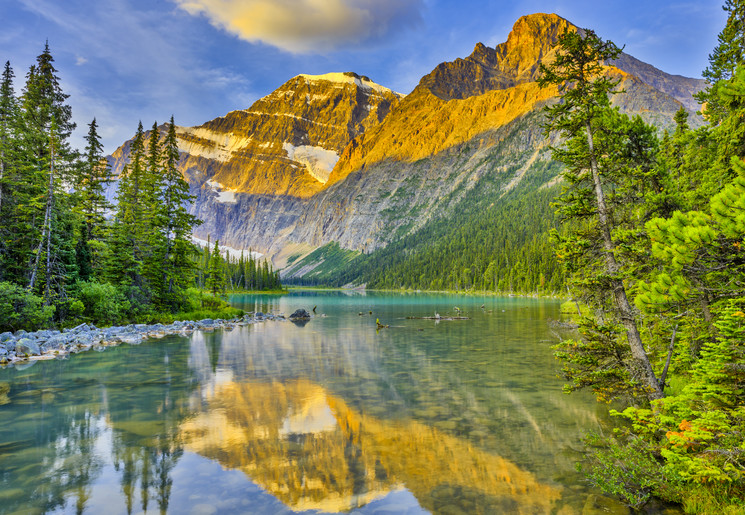 De zon weerkaatst in het heldere meer van Jasper National Park, Canada