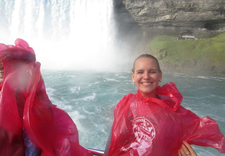Collega Lisanne bij de Niagara Falls in West-Canada