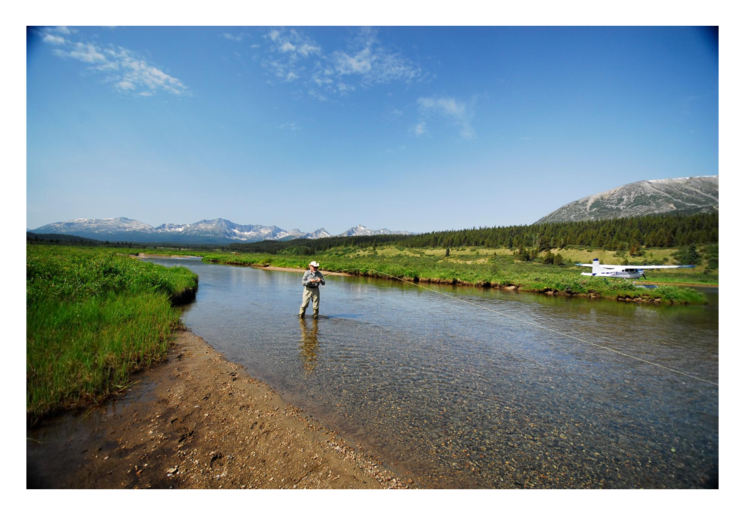 Een man is aan het vissen in de omgeving van Prince George, Canada