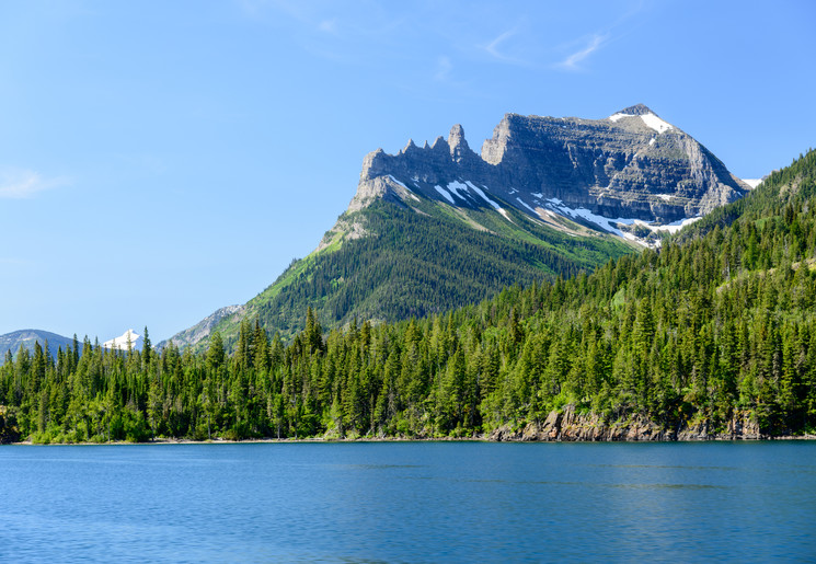 Het meer van Waterton Lakes National Park met op de achtergrond de bergen met witte toppen in Canada
