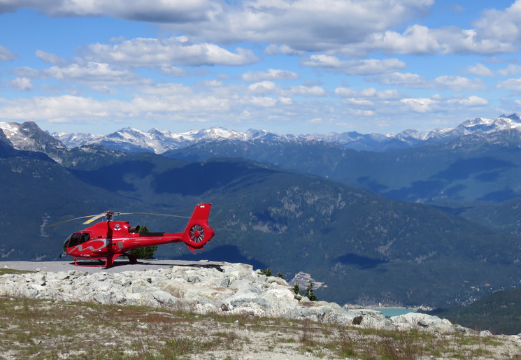 Prachtige helikoptervlucht boven Whistler