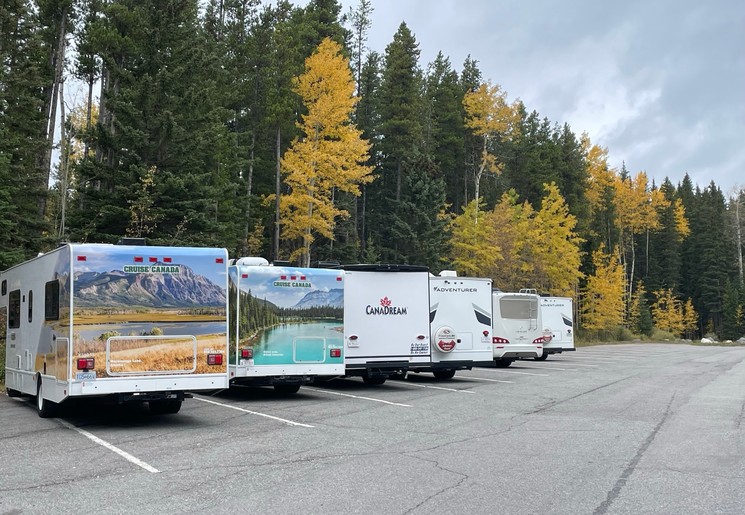 Campers op een rij geparkeerd