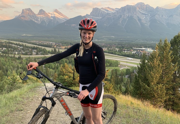 Collega Lisanne op een fiets door Canmore Collega Lisanne op een fiets door Canmore