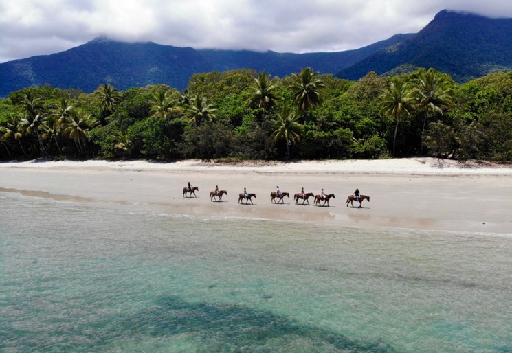 Paardrijden over het strand van Cape Tribulation, Australië