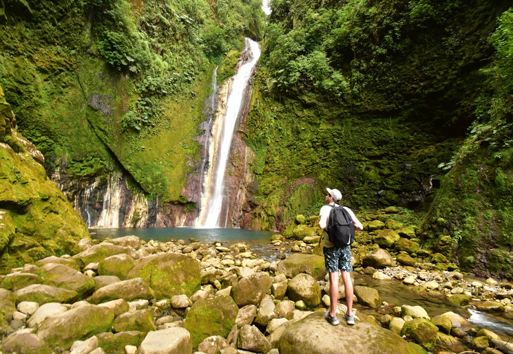 Catarata Tesoro Escondido met de jungle eromheen