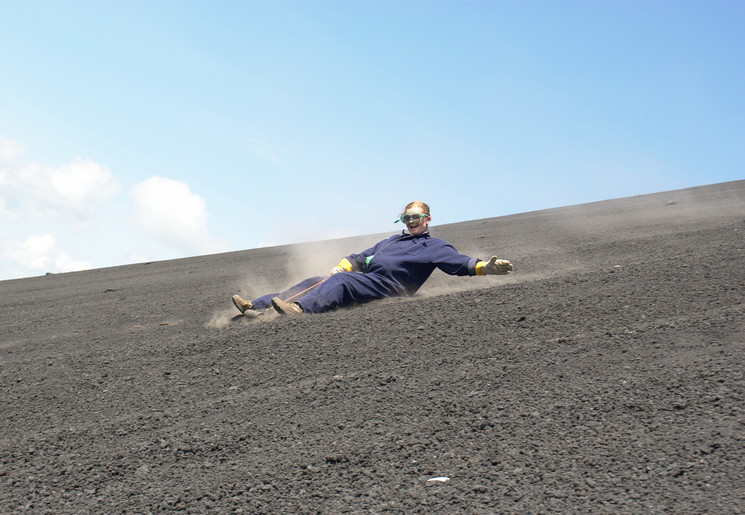 Glijd op een sandboard naar beneden van de Cerro Negro Vulkaan