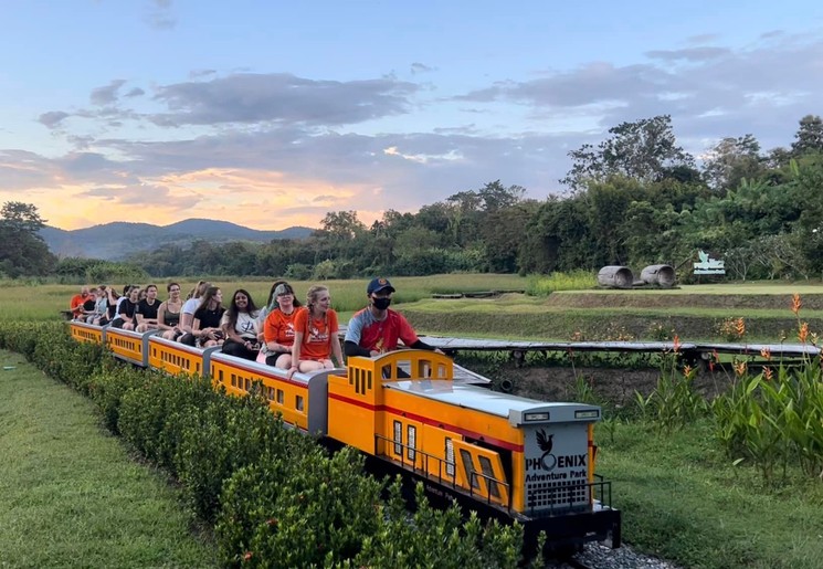 Met het treintje over het zipline terrein in Chiang Mai