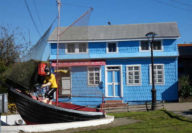 Kleurige houten huizen in Chacao op Chiloé