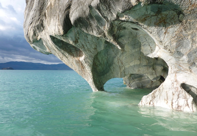 Kayak door de marmergrotten op Puerto Rio Tranquilo