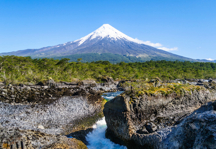 Petrohué stroomversnellingen met de Osorno vulkaan op de achtergrond, Chili
