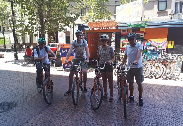 Eva fietsen door Santiago de Chile