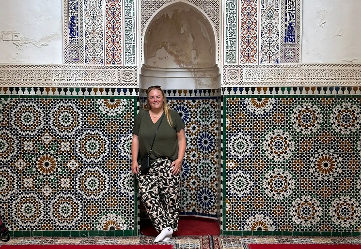 Collega Chantal met de Marokkaanse tegeltjes in Meknes, Marokko