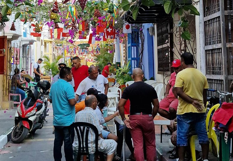 Locals in de straten van Cartagena, Colombia