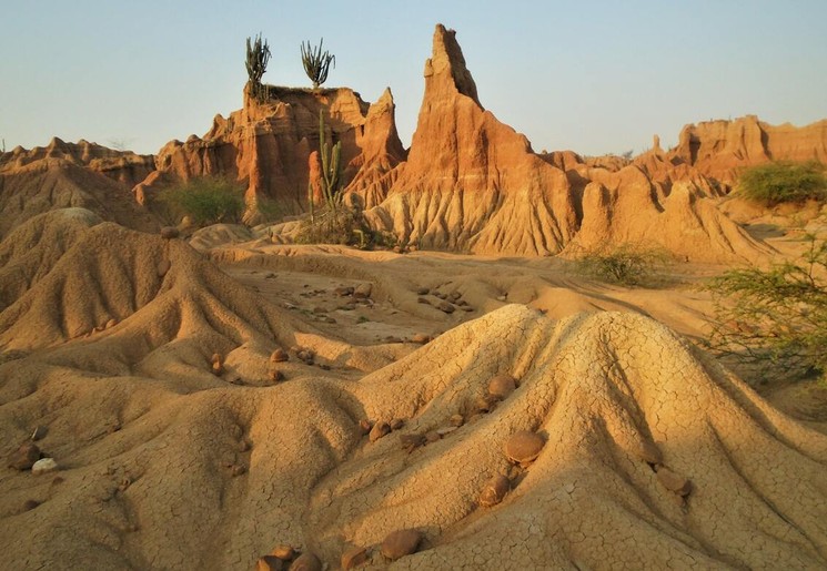 Oneindige landschappen in de Tatacoa-woestijn van Colombia