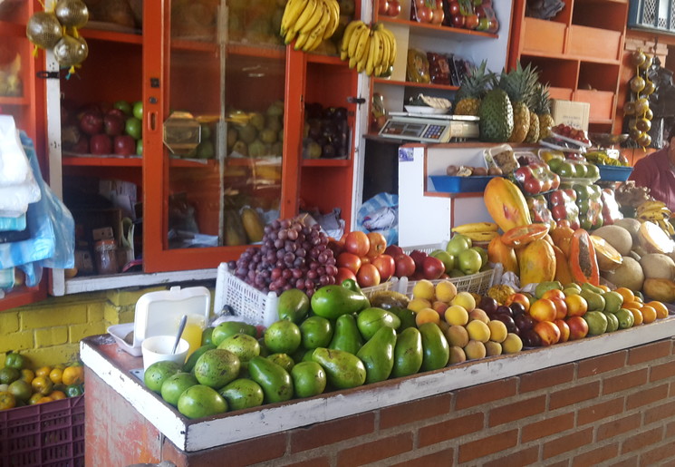 Lokale markt met diverse exotische vruchten Lokale markt met diverse exotische vruchten