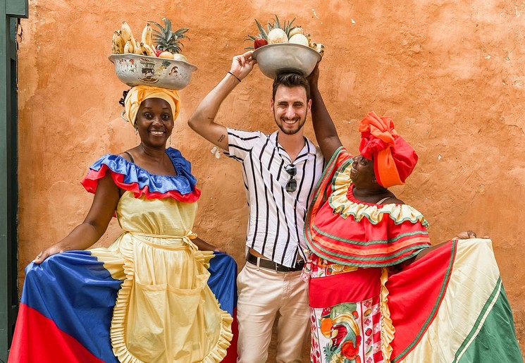 Vrouwen met fruitschalen in Cartagena, Colombia