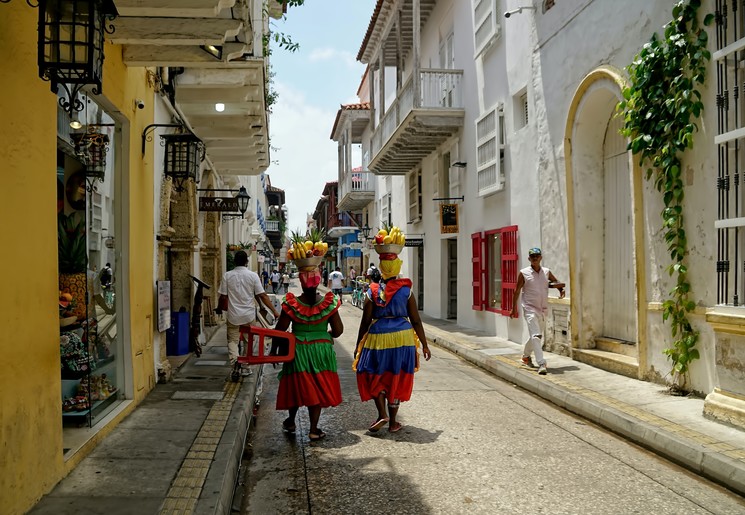 Colombia-Cartagena-locals-gekleurde-jurken_1_485229