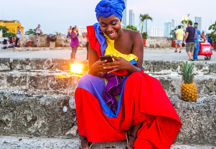 Colombia-Cartagena-vrouw-gekleurde-jurk