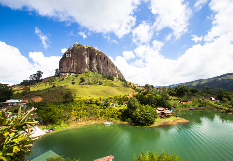 De monoliet El Peñol in Guatapé
