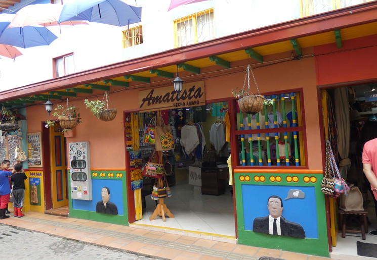 Een souvenirshop in een straat van Guatape