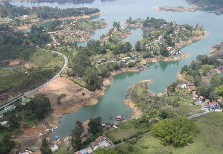 Het prachtige uitzicht op de meren van de El Peñol
