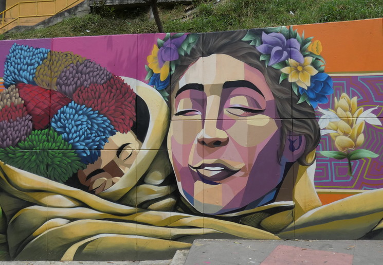 De graffiti op de muren in de stad Medellín