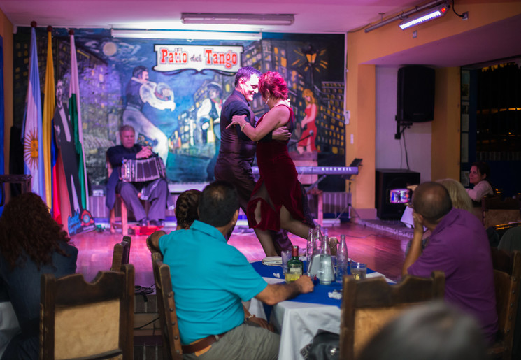 Tangodansers stelen de show in een café in Medellín Tangodansers stelen de show in een café in Medellín
