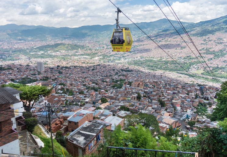 De kabelbaan boven de vuilnisbelt van Medellín De kabelbaan boven de vuilnisbelt van Medellín