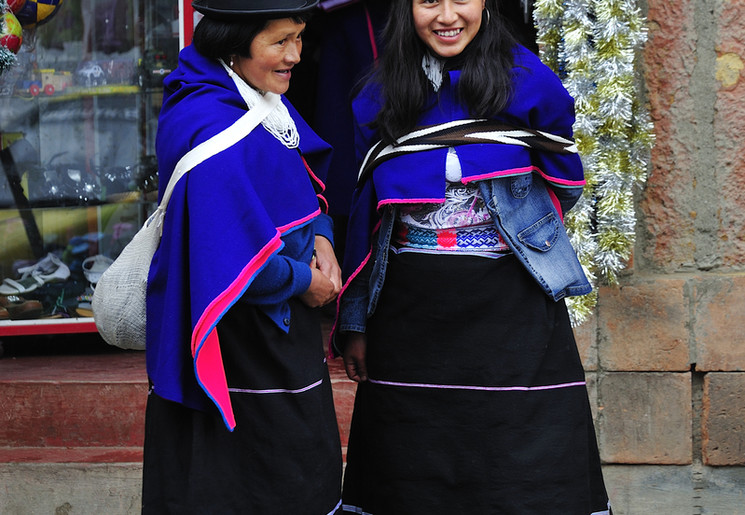 De lokale klederdracht van Silvia in Popayan De lokale klederdracht van Silvia in Popayan