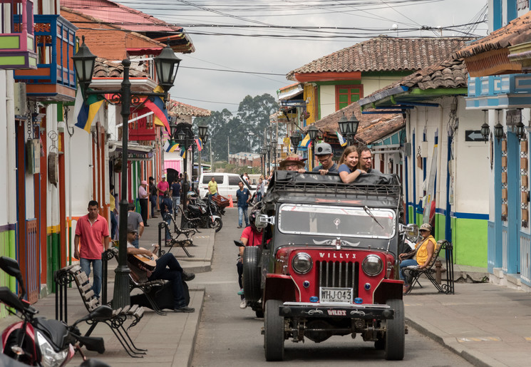 Met de ouderwetse Willy Jeep op pad naar de Cocora Vallei, Colombia