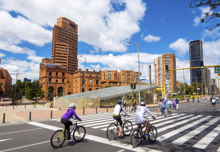 Fiets langs alle koloniale gebouwen in Bogotá, Colombia