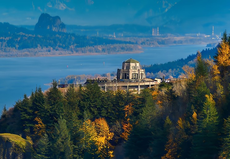 Crown Point met Vista House met panoramisch uitzicht over de Columbia River, VS