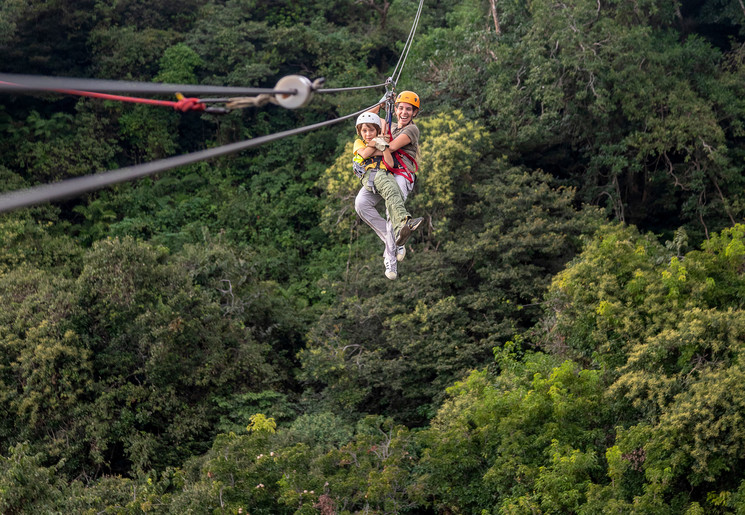 Kinderen genieten van de canopy in Rincón de la Vieja in Costa Rica