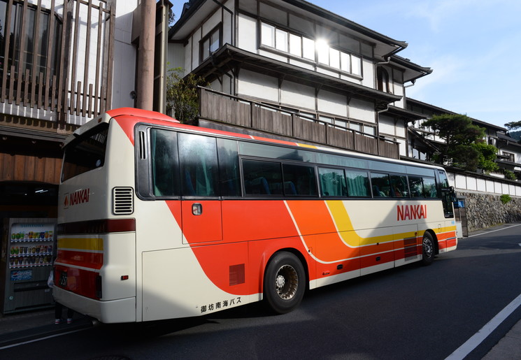 Bussen door de straten van Japan