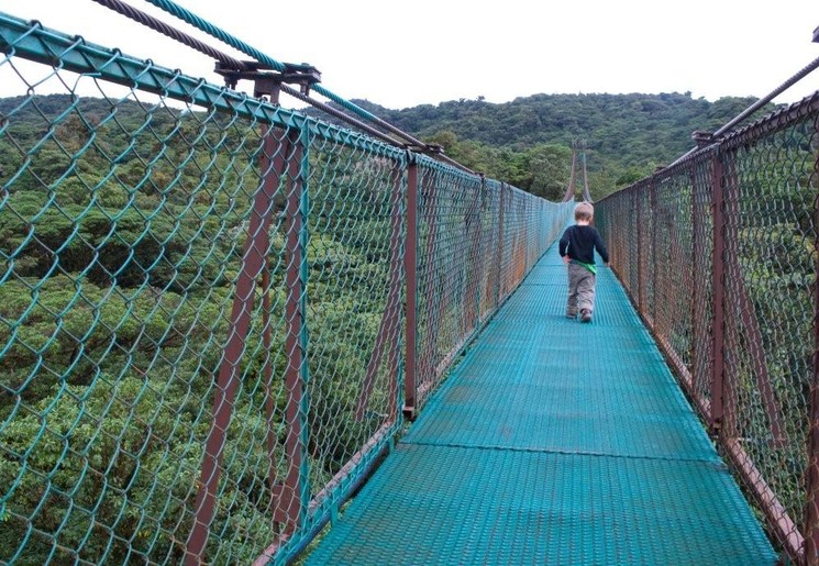 Kindje wandelend over de hangbrug in Monteverde, Costa Rica