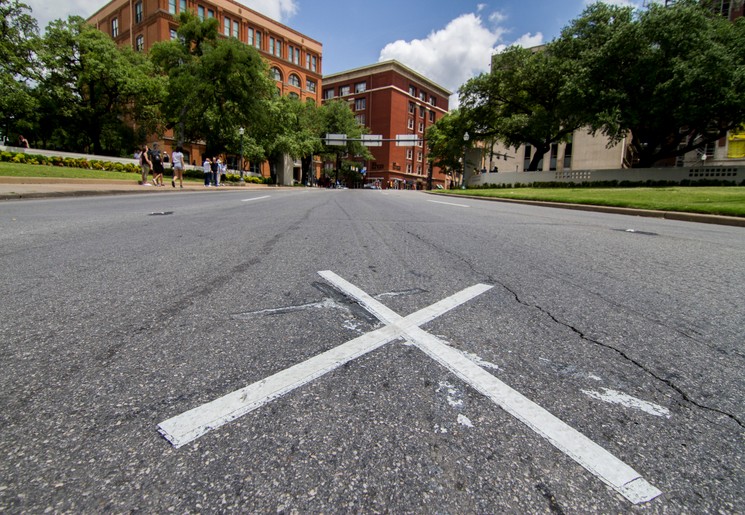 Kruizen op de weg markeren de plek waar JFK vermoord werd, Dallas, Texas, Amerika