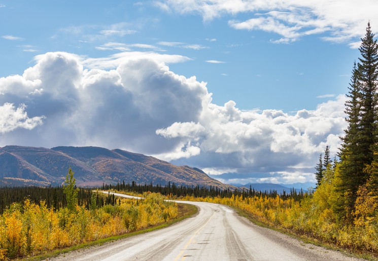 Door de eindeloze toendravlaktes over de Dempster Highway, Yukon, Canada Door de eindeloze toendravlaktes over de Dempster Highway, Yukon, Canada