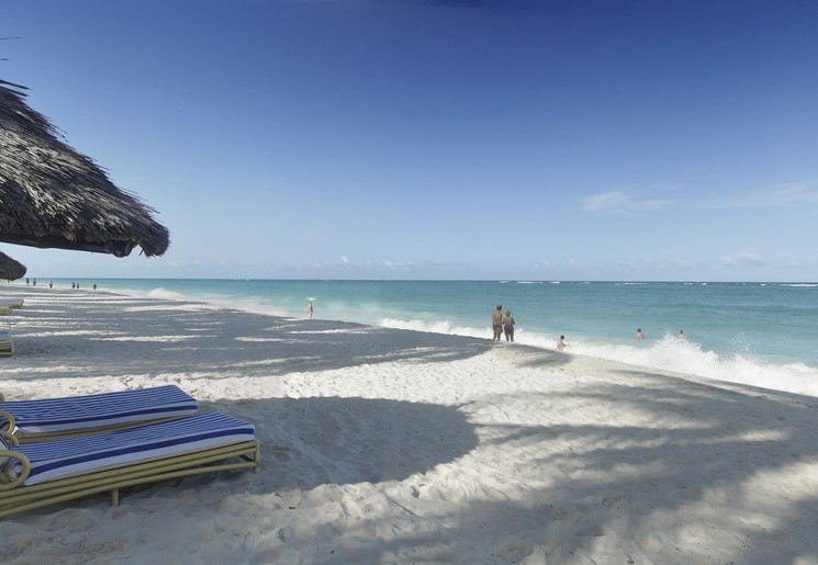 Genieten aan het strand bij Diani Beach bij Mombasa in Kenia