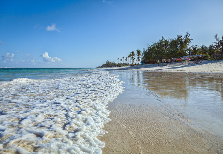 Relax aan een van de prachtige stranden bij Diani Beach in Tanzania