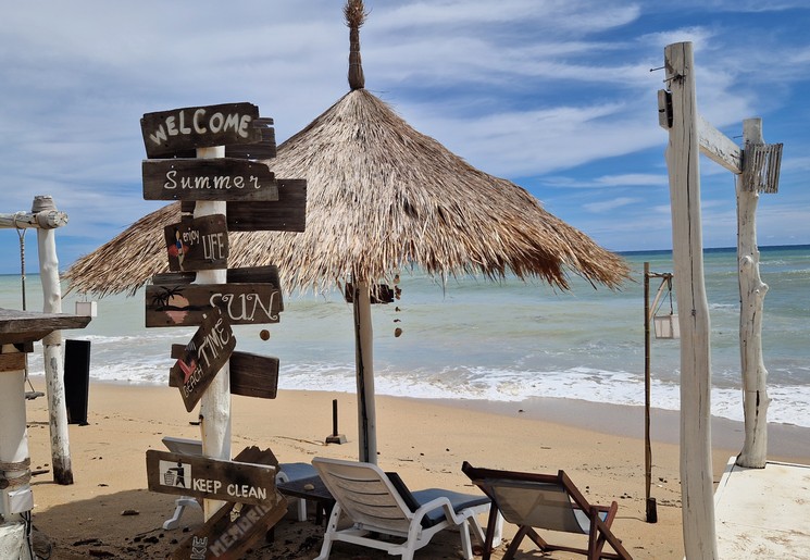 Langs het Divers strand van Koh Lanta, Thailand