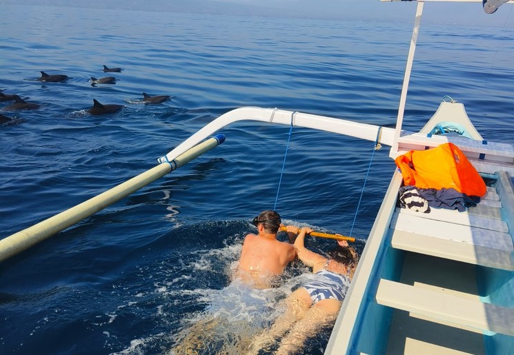 Dobber naast de boot vlakbij de vele dolfijnen in Lovina