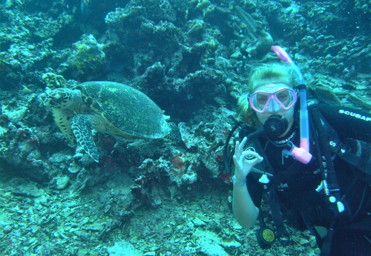 Van Verre medewerker Lara aan het duiken in Indonesië