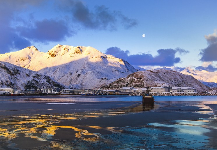 Uitzicht op de haven van Dutch Harbor, Alaska, Amerika