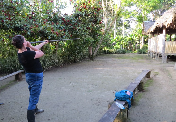 Schiet jij raak met deze blaaspijp van de lokale bevolking in de Amazone