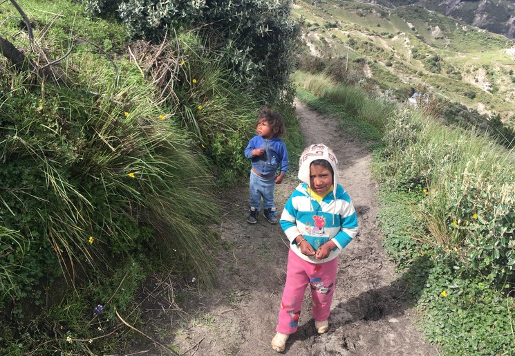 Spelende kinderen in het dorp Guamote
