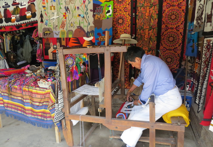 Locale man weeft kleden in Cayambe