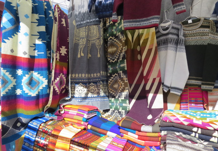 Ecuador-Otavalo-kleurrijke-kleden_1_551768