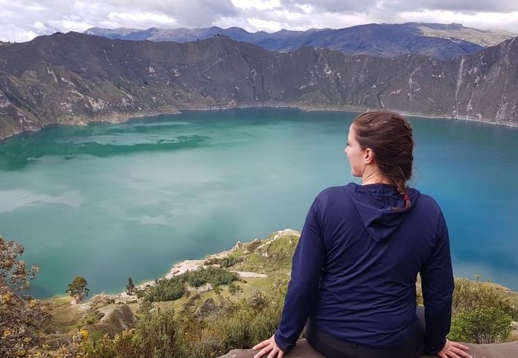 Het intens blauwe kratermeer Quilotoa 
