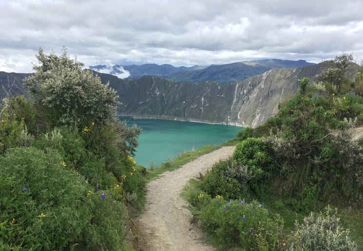 Wandel naar beneden voor een kanotochtje over het meer Quilotoa