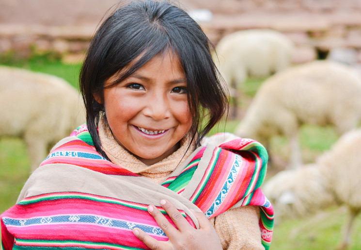 Meisje in het kleurrijke Ecuador